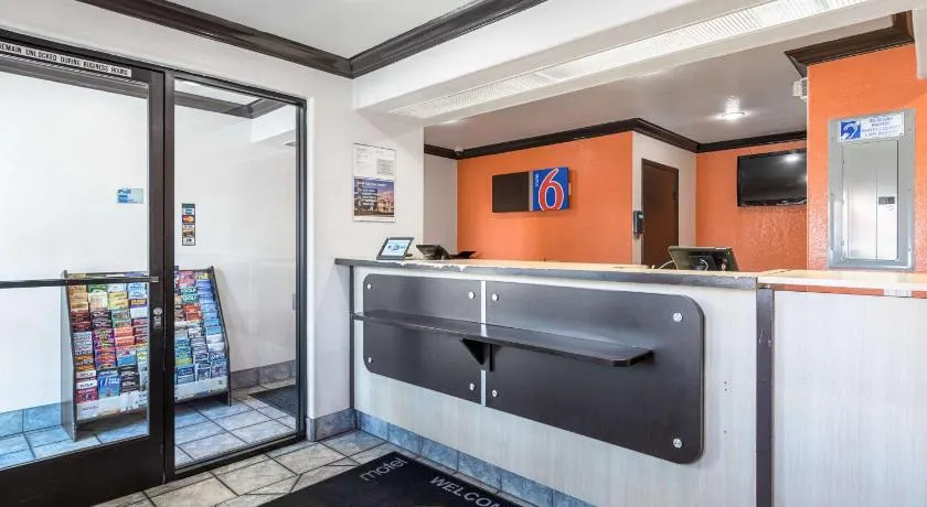 Motel 6 Riverside, CA - UCR East - Image 1