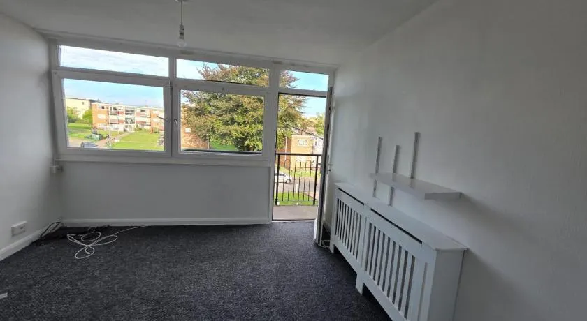 Spacious contractors and tourist apartment with parking & Wifi - Image 1
