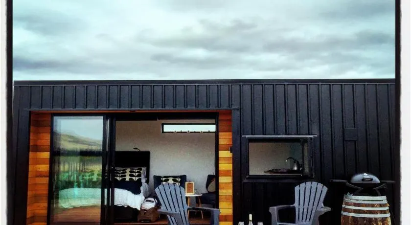 Romantic vineyard getaway on Wine Estate, with wine tasting, hot tub and amazing views - Image 1