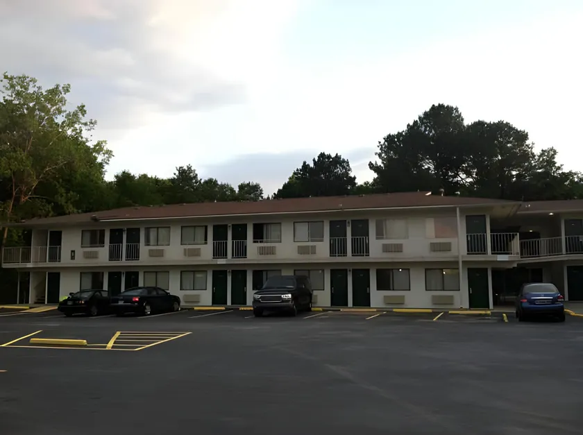 Carpet Inn - Image 1