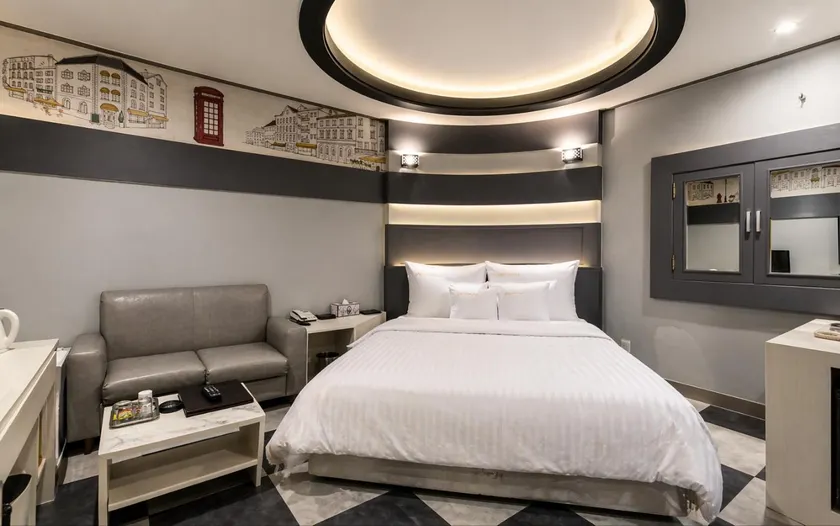 Hive Hotel - Image 1