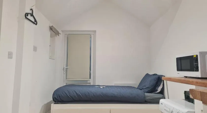 Cozy Detached Studio Retreat with Kitchen & Bath - Image 1
