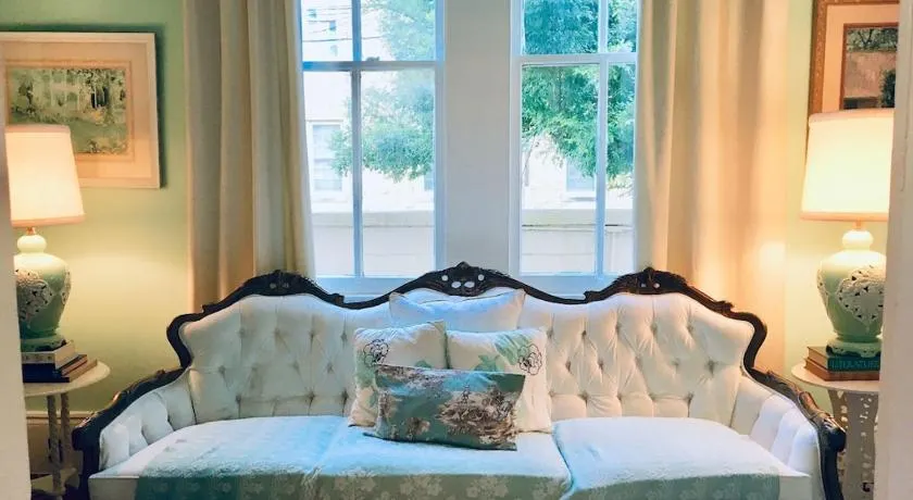 DOLLHOUSE, 6 BR, French Quarter, JAZZ FEST sleeps 13! - Image 1