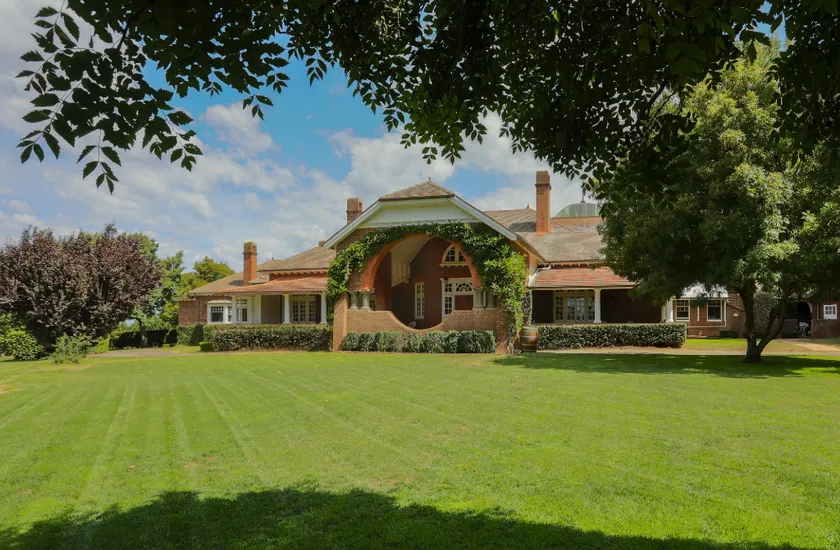 Petersons Armidale Winery and Guesthouse - Image 1