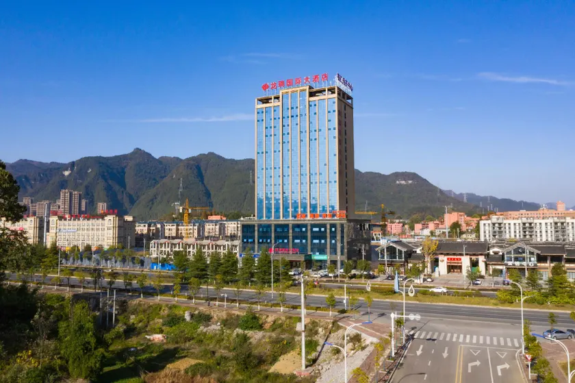 Qianshan Heyue Hotel - Image 1