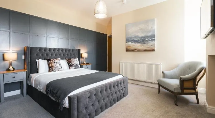Rooms at The Dressers Arms - Image 1