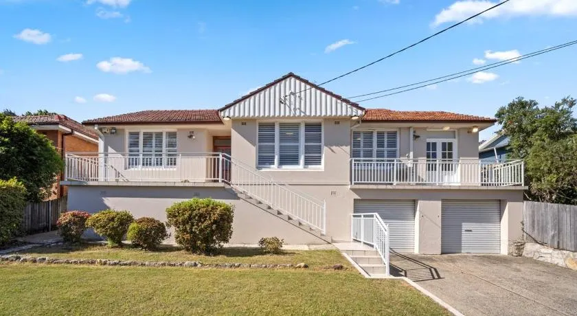 Fairlight Luxe Escape 4BR with Parking - Image 1