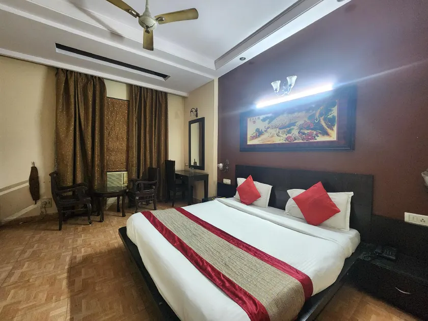 Hotel Mid Town - Image 1