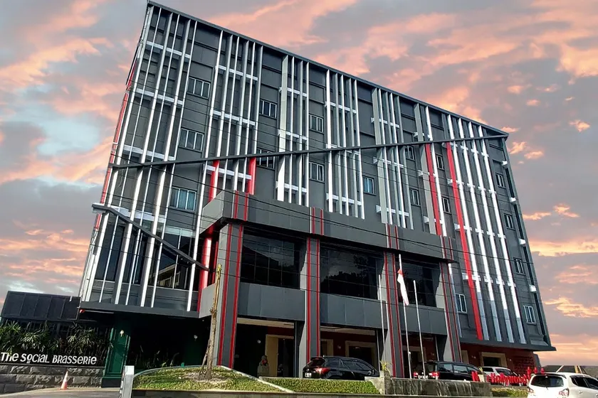 New Hollywood Pekanbaru Hotel - Image 1