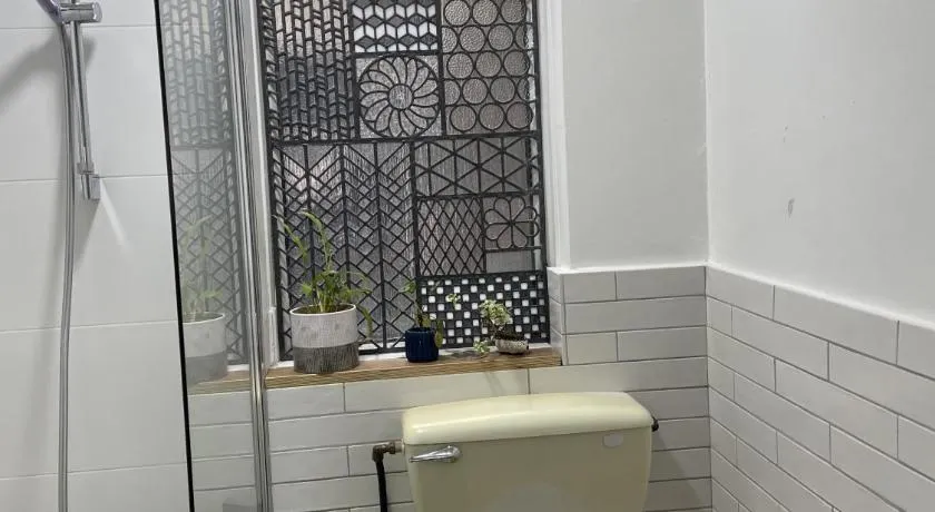 Pet Friendly 1Bed Studio with Free Parking - Image 1
