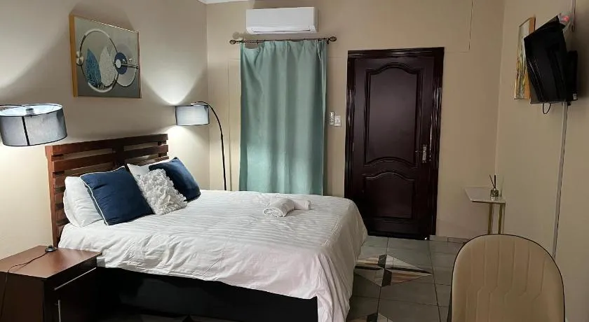 Acacia Villa Self Catering Guest House - Image 1