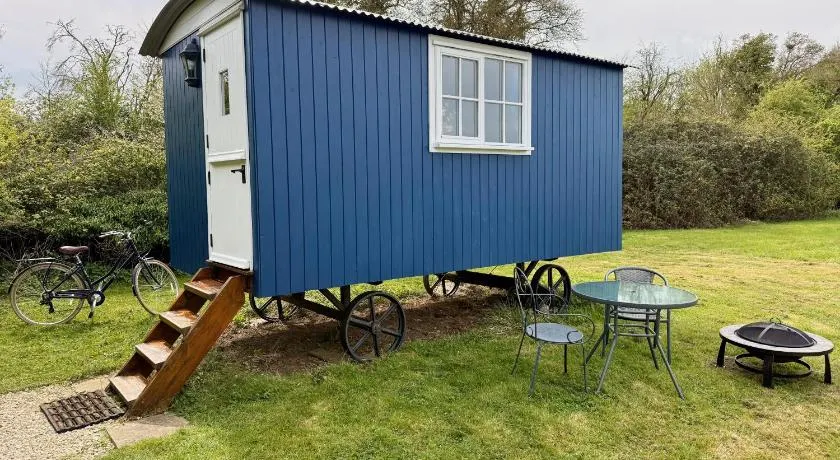 Shepherd's Hut near Oxford - Image 1