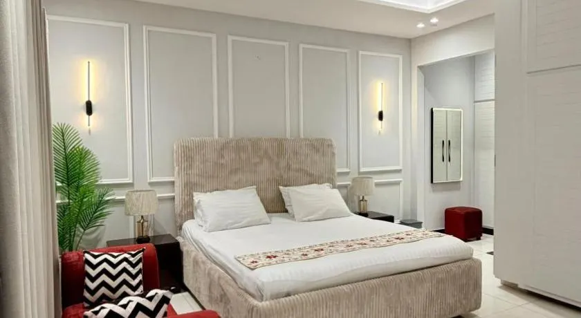 Luxury Private Room Canal Rd Near Galleria - Image 1