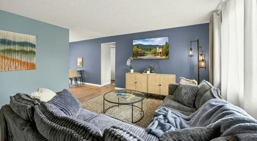 Clearview Comfort 3BR Near Airport  - Image 1