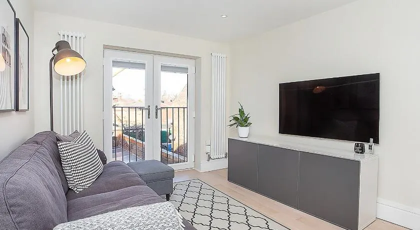 Compton Apartment with free parking - Image 1