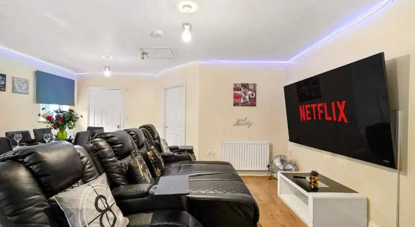 Lt Properties Unique Bungalow style Spacious one bedroom Apartment in Luton Town centre super size round bed Netflix - Image 1