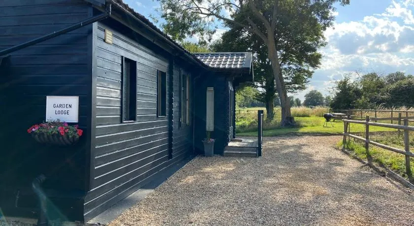 Spacious Garden Lodge at The Chestnuts, Norfolk - Image 1