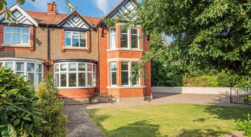 6 Bed in Colwyn Bay oc-88952 - Image 1
