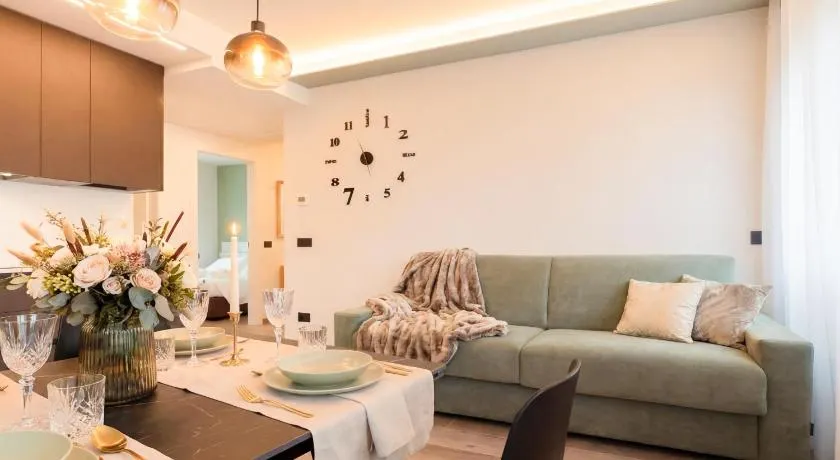 Jacuzzi Luxury 2-Bedroom Apartment Iseo Piazza Garibaldi - Terrace & AC - Image 1