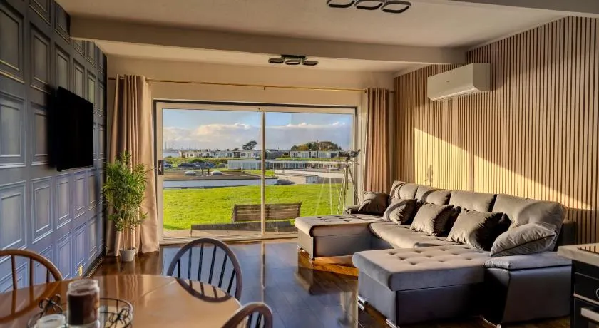 Romantic Seaside Chalet Retreat Solent Breezes - Image 1
