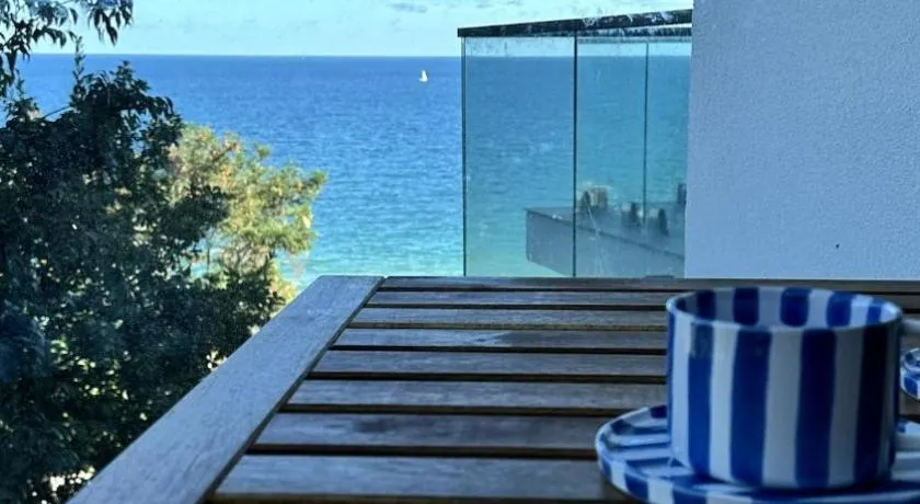 Modern 1-bed with pool & seaview - Image 1