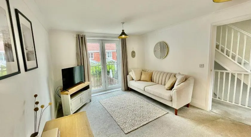 Rosebay Gardens, Cheltenham - Delightful, charming and very spacious 4BR Retreat - Image 1