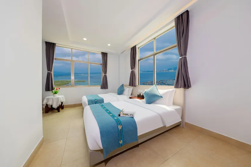 Crown Sea Resort Hotel (Nanwan Monkey Island Branch) - Image 1