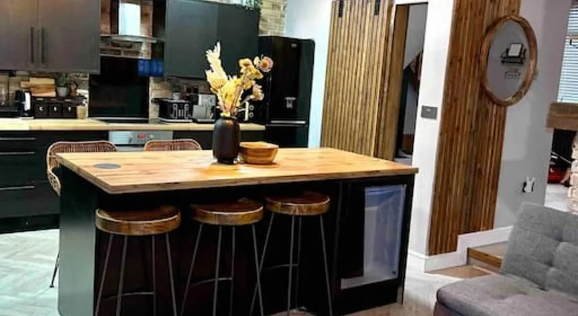 Large Peak District National Park Holiday House - Image 1