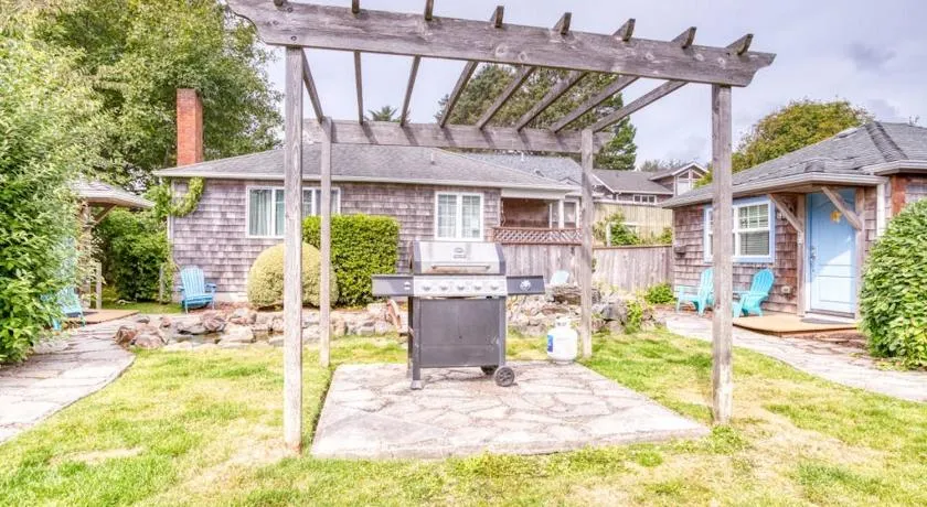 Serene Dog-Friendly Cottage - Blocks to Beach & Downtown - Image 1