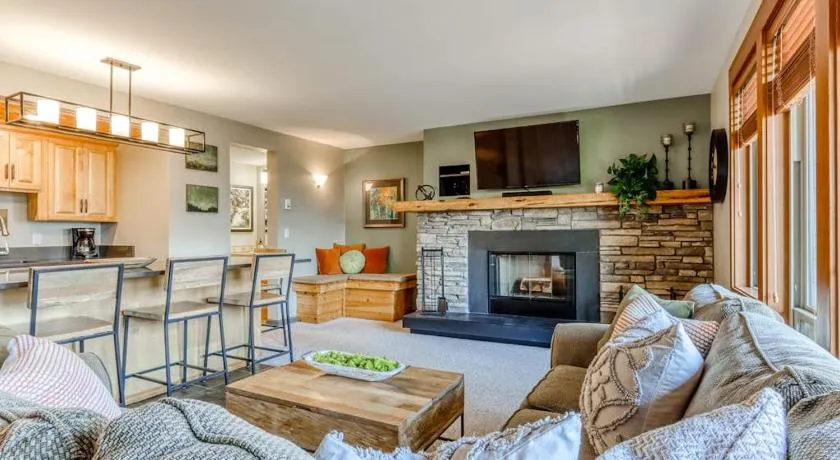 Beautiful Bend home with shared pools & hot tubs & free WiFi - close to hikes - Image 1