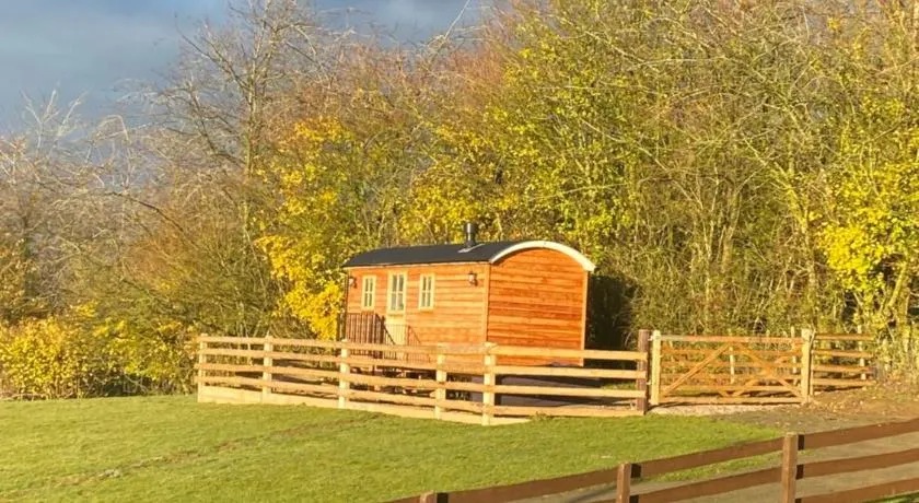 The Snug with exclusive wood fired hot tub - Image 1