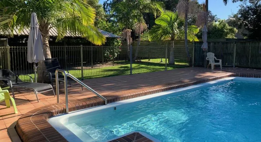 Sunny, 2-bedroom apartment with pool, 200m from Caseys beach - Image 1