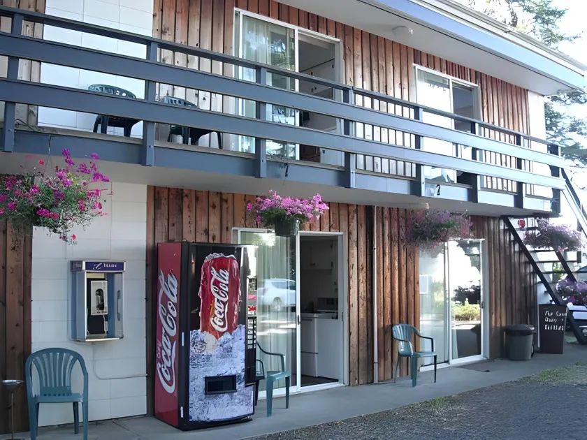 Edgewater Motel - Image 1