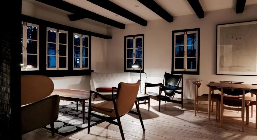 House of Finn Juhl Hakuba - Image 1