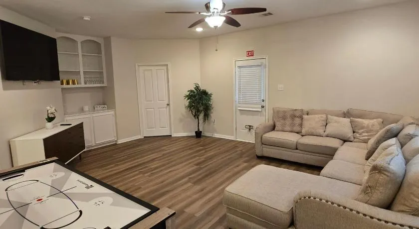 Modern Spacious Home Near the medical center, NRG, Downtown and UHD - Image 1