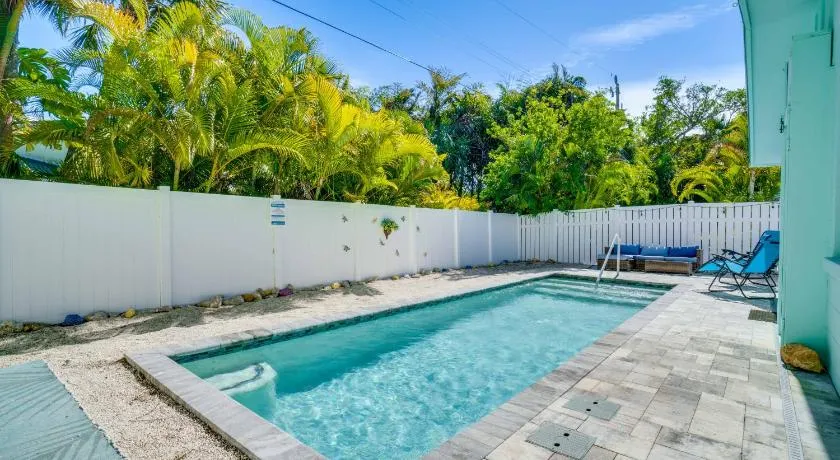 Beach Cottage with Heated Pool Short Walk to Beach - Image 1