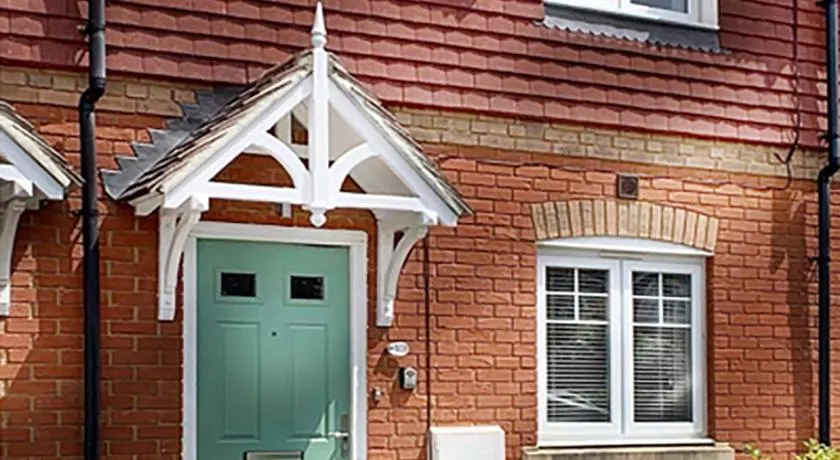 Wokingham - 2 Bedrooms Parking - Image 1