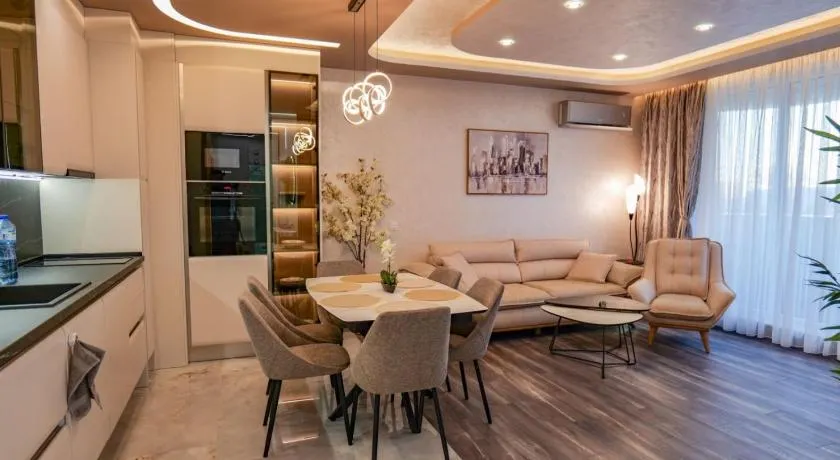 The Sunrise and the Sunset Apartment - Luxury 2BR Apartment with Mineral Pool & Parking - Image 1
