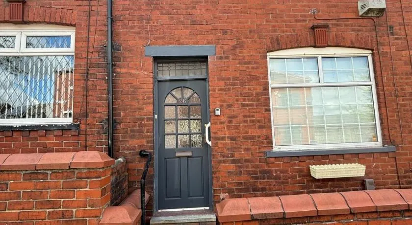Oldham stays 3 bed house - Image 1