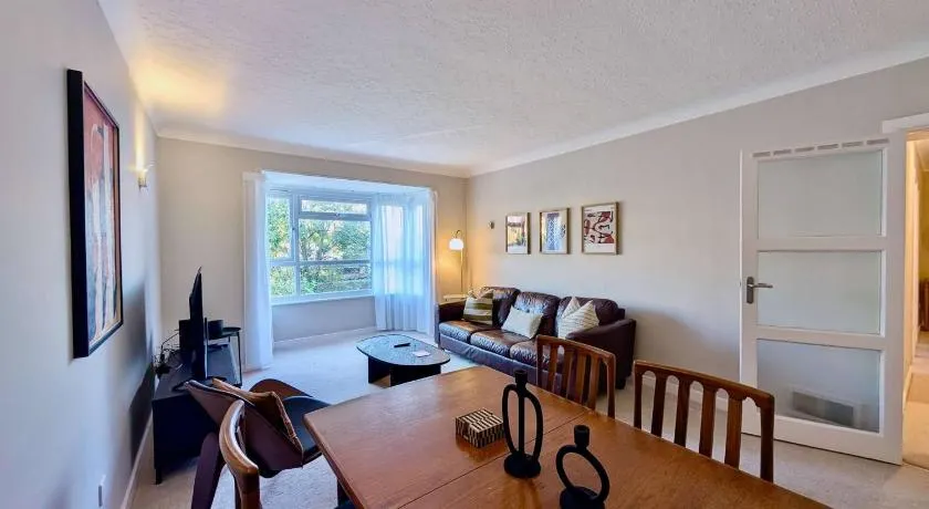 Surbiton Gem 5 Min to Station & Free Parking - Image 1