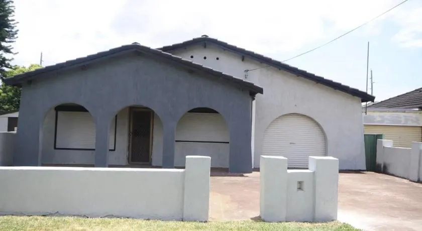 Quiet 3BR Home Walk to Ingleburn Station - Image 1