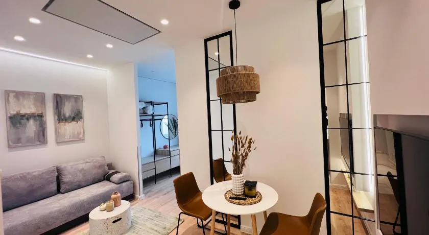 Zeus Design Apartment Schlosspark Schonbrunn - Image 1