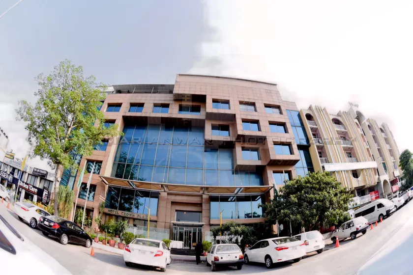 Hotel Crown Plaza Islamabad - Image 1