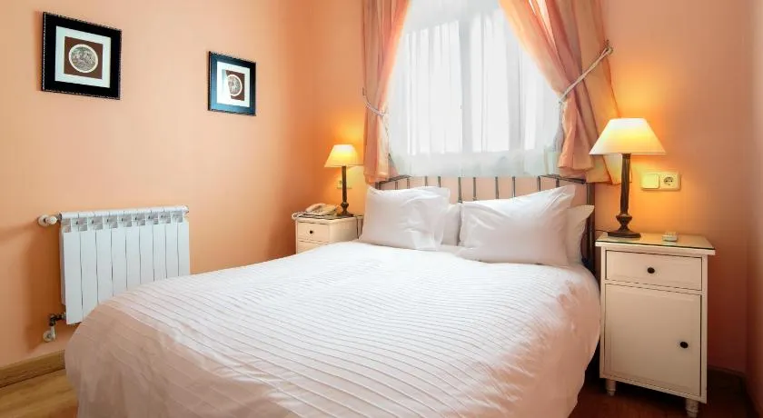 Hostal Adria Santa Ana - Image 1