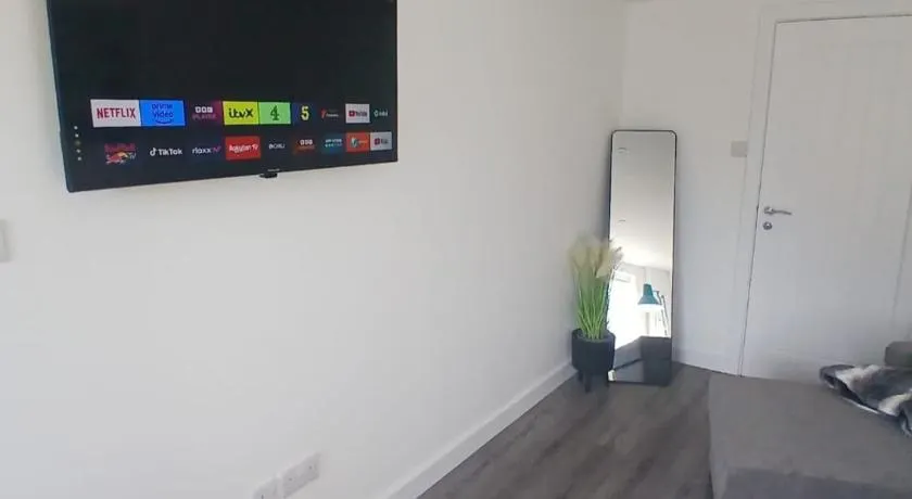 Moodyscroft Homestay, NEC, BHX, Resorts world, HS2, JLR - Netflix - Image 1