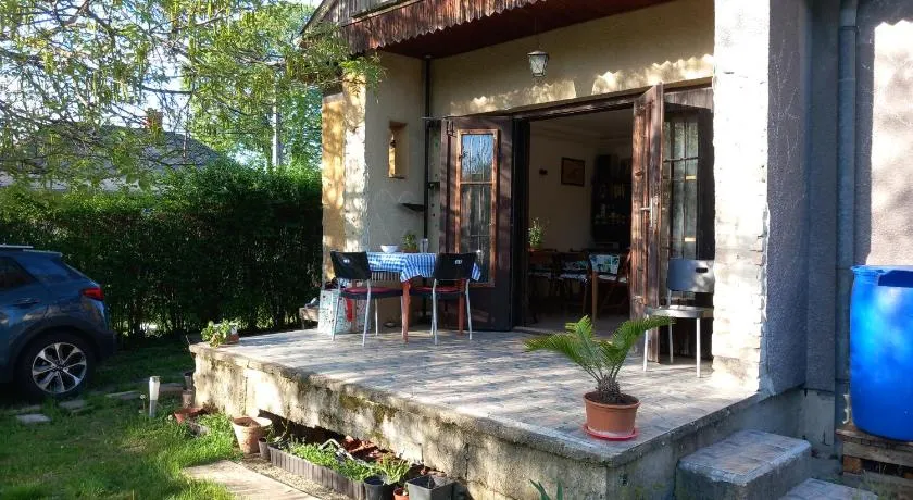 Kisfaludy Apartment House - Image 1