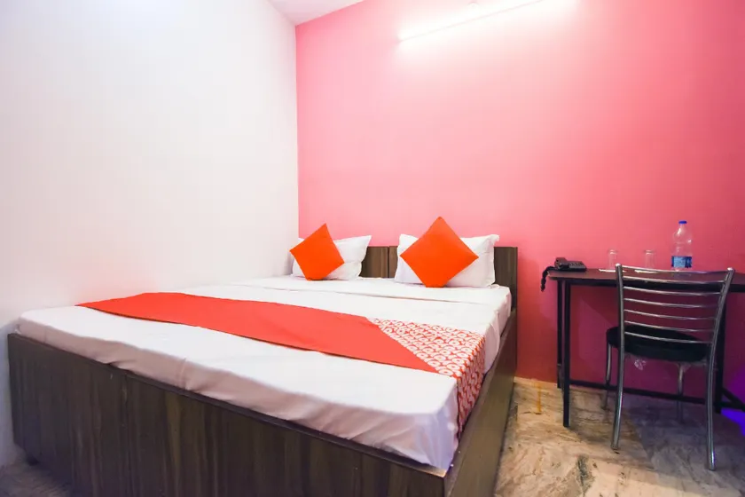 OYO 49541 Hotel Waris Residency - Image 1