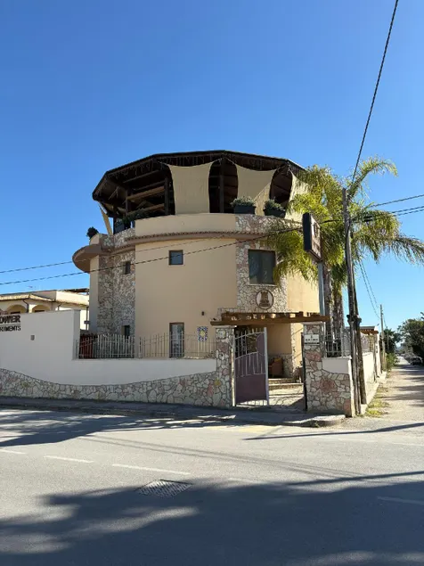 Sun Tower beach apartments - Image 1