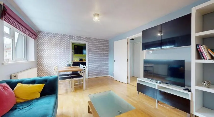 1BR Flat Near Isleworth Station & Syon House - Image 1
