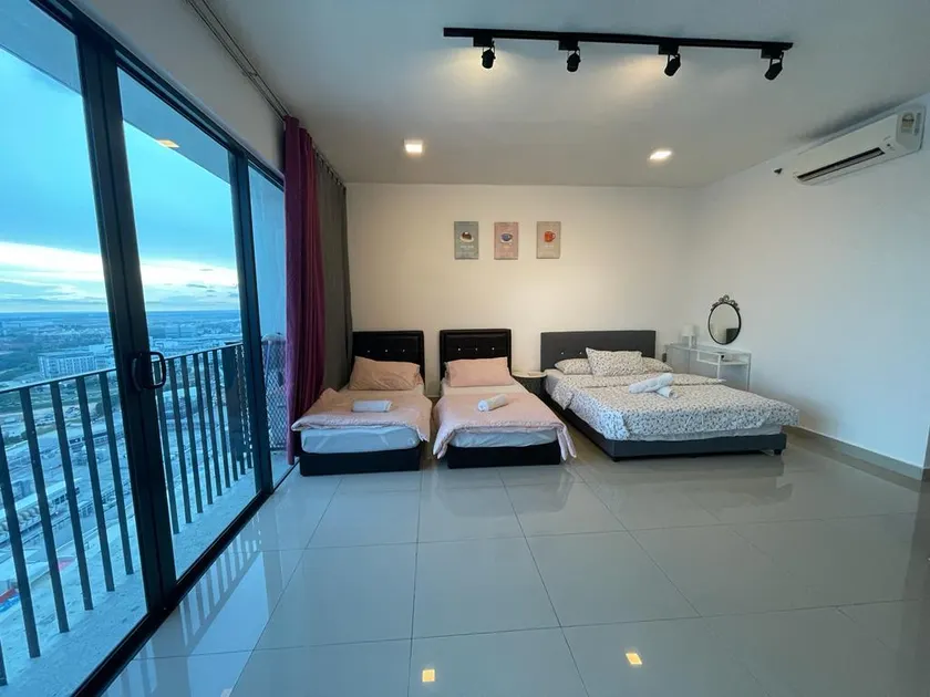 Studio Room next to SCCC at Trefoil Setia Alam for 2-4 pax - Image 1